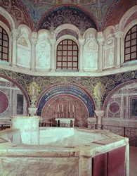 De apsis met het doopvont